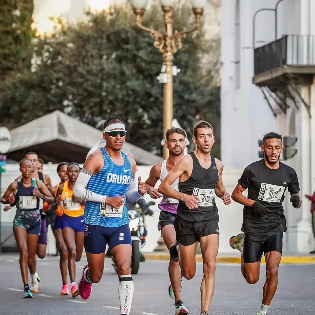 Funaro (113) en plena competencia por la calles de Buenos Aires.