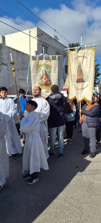 Esta fue la imagen utilizada en la nota del sábado 23 de agosto de 2025, en la que apareció el señor JULIÁN JOSÉ PAZ ABELLA, caminando en la procesión y absolutamente ajeno al hecho que se informaba en la crónica.