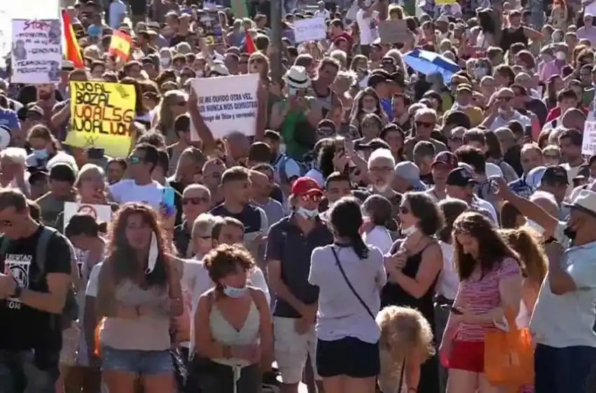 Miles de madrileños protestan horas antes de las nuevas restricciones por el coronavirus