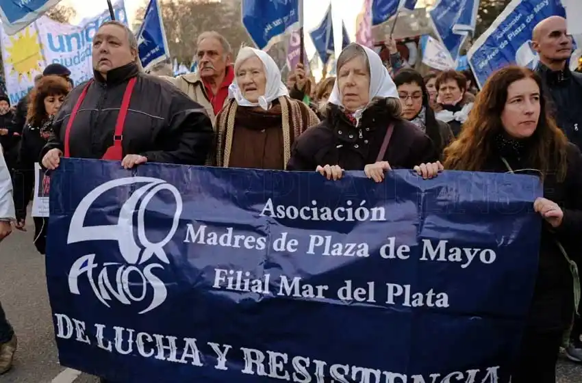Marplatenses marcharon "en contra de las Fuerzas Armadas en la calle"