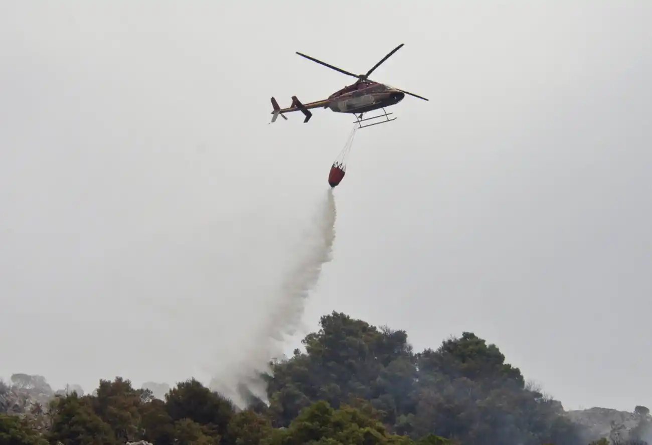 El helicóptero hidrante sobre las sierras, hace cuatro años.