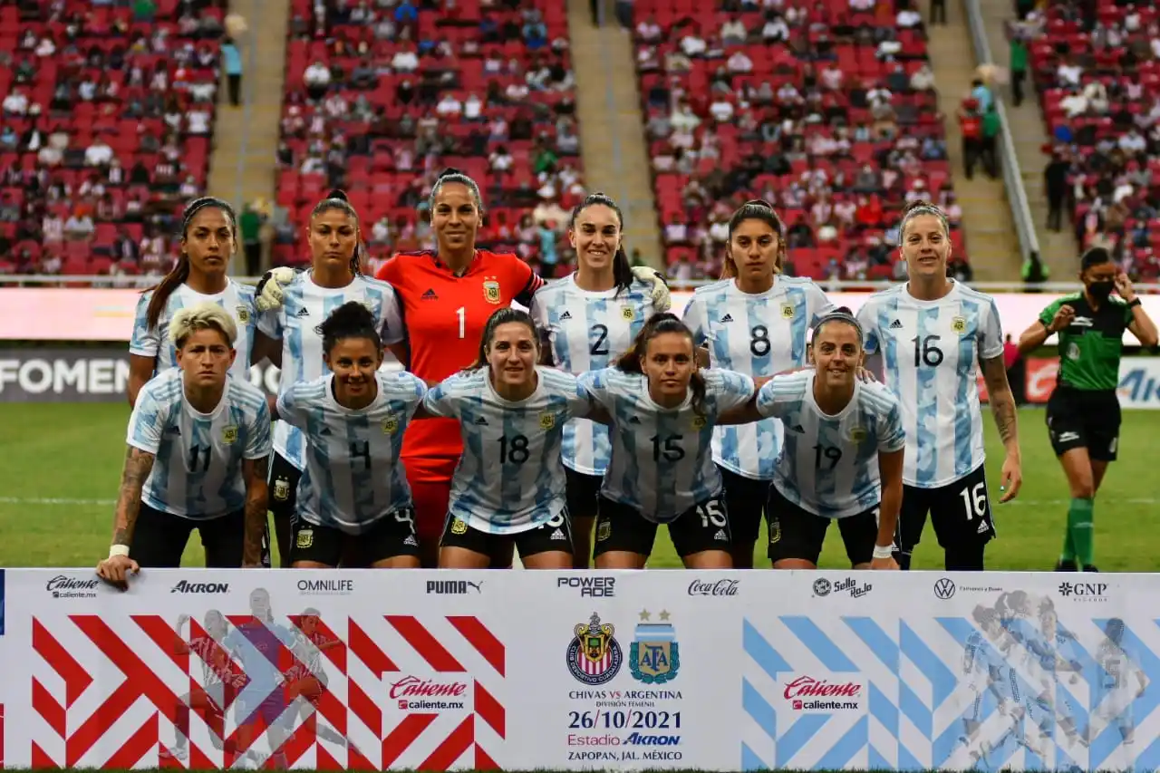 La selección argentina, con Barroso (2) y Núñez (18).