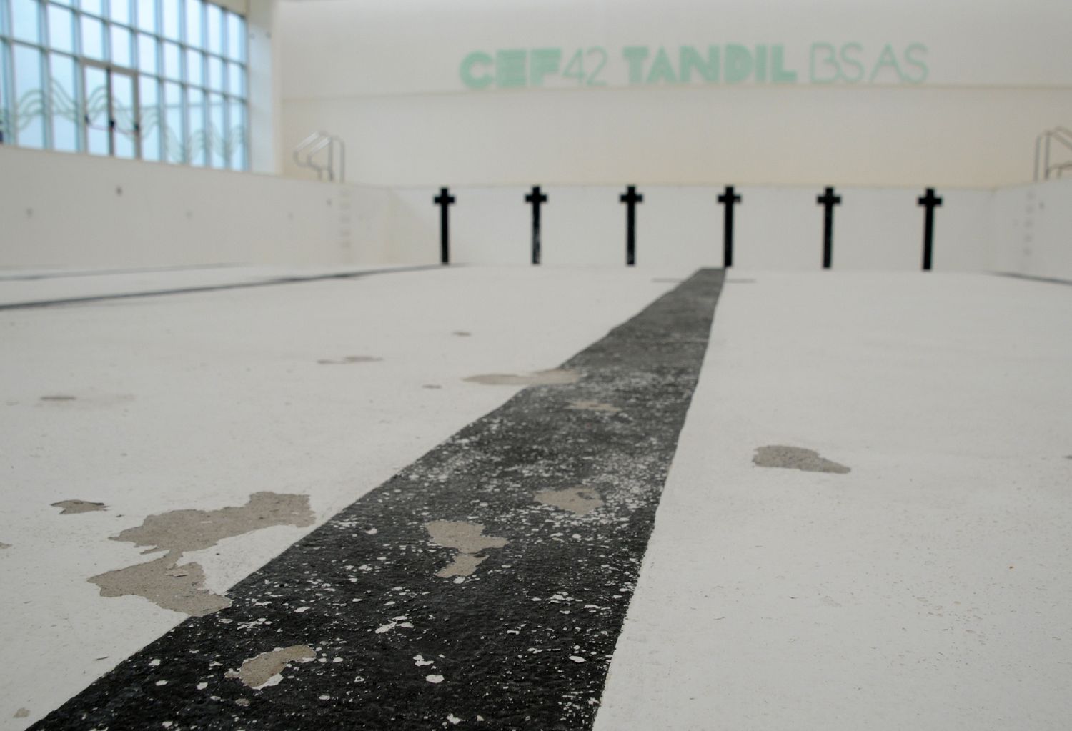 Piletas vacías, gimnasio sin arreglar y fallas edilicias, reflejan la desidia estatal en el CEF 42
