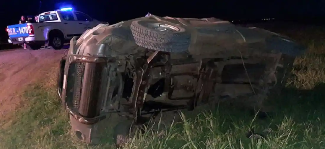 Volcó una camioneta en el acceso a Aldea San Juan: tres jóvenes heridos