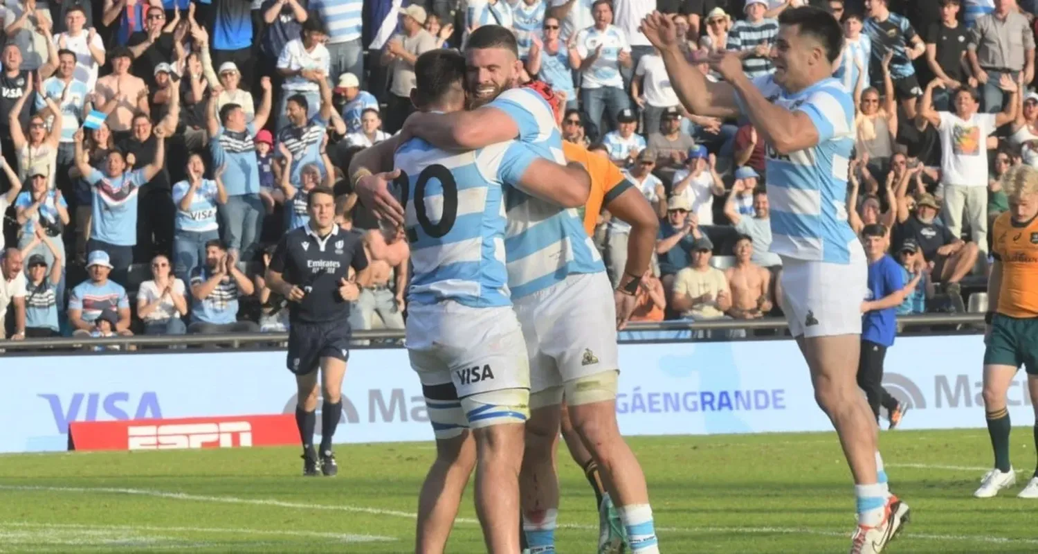 La felicidad argentina tras lograr una victoria histórica en Santa Fe. Foto: Flavio Raina.