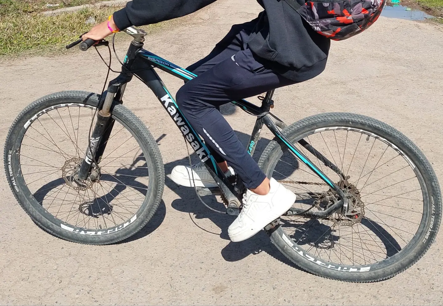 La bicicleta robada es marca Kawasaki.