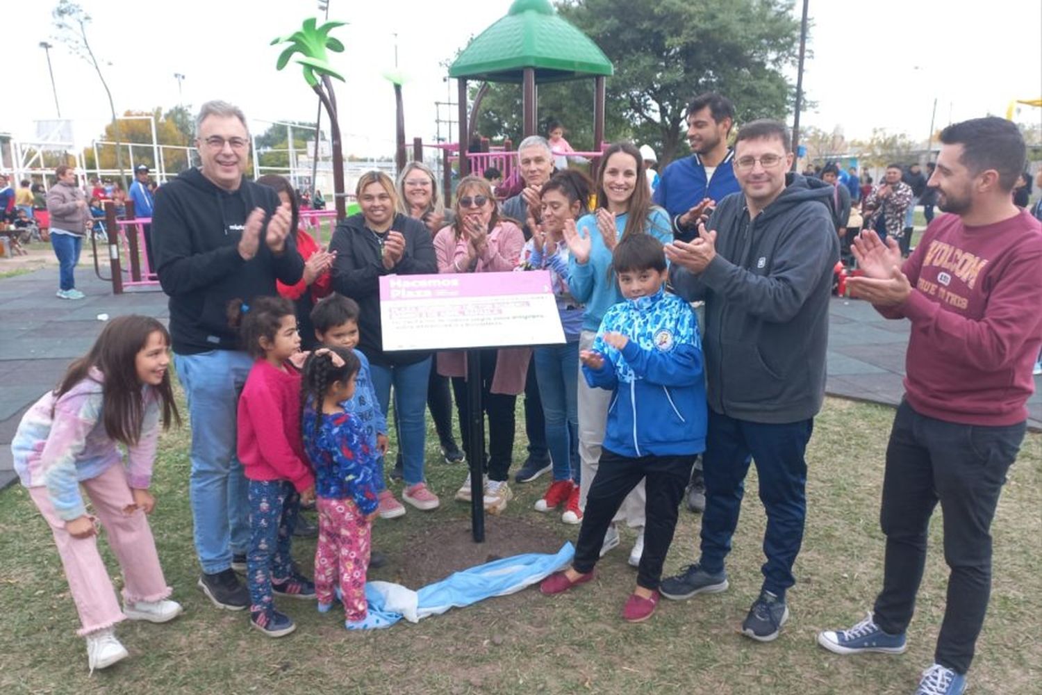 Castellano en el barrio 2 de Abril donde se realizaron obras de renovación y modernización en la plaza del barrio 2 de Abril. Junto a el los concejales Màrsico y Senn y la secretaria María Paz Caruso