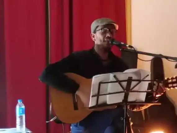 “La música se contagia”: Román Cosso, entre los escenarios y el aula