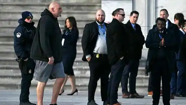 ¿Quién es el senador de Estados Unidos que asistió a la asunción de Donald Trump en bermudas y buzo con capucha?