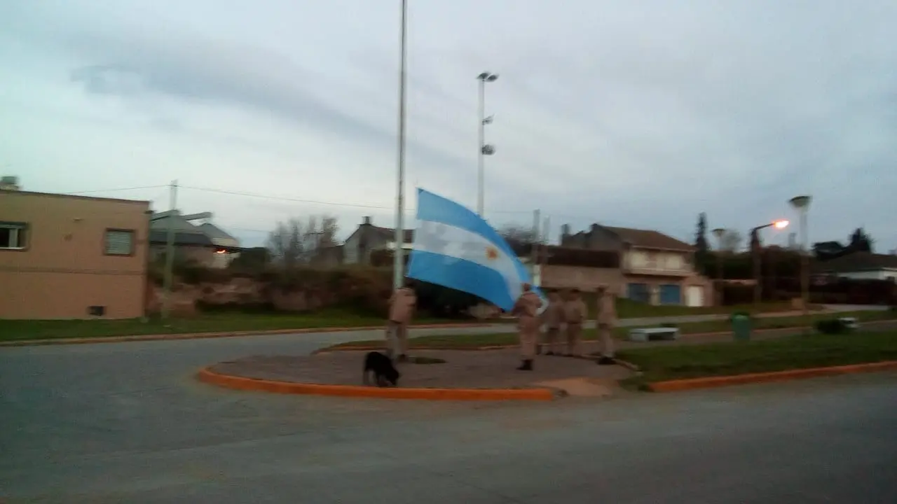 Vecinos donaron bandera