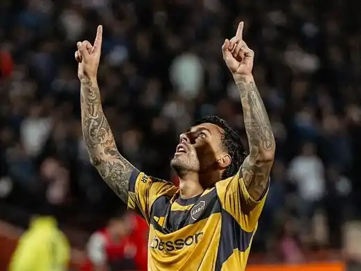 Paredes celebra el primer gol xeneize en la primera etapa.