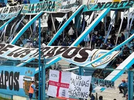 Una fecha de sanción para la Crema por exhibir una bandera de Chacarita en su tribuna popular.