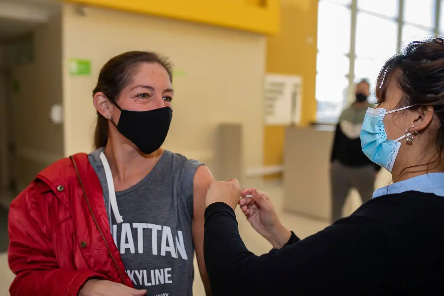 Indemnizarán a quienes sufran daños físicos por vacunarse contra el Covid-19