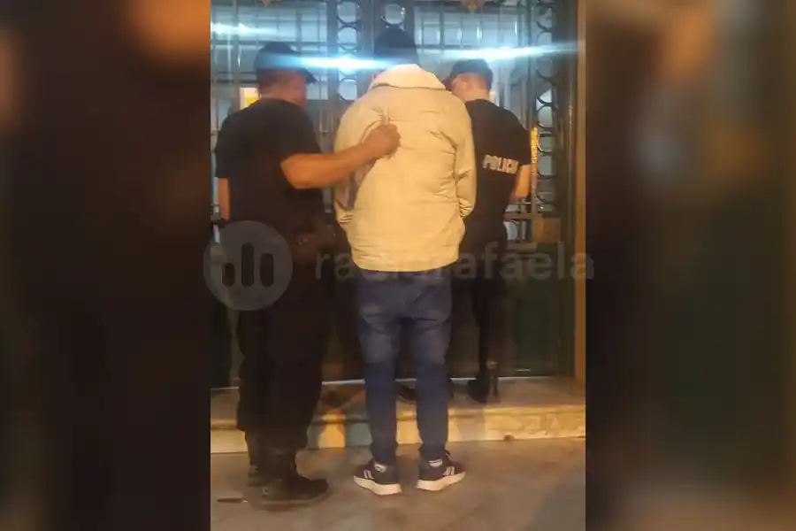 Robó una billetera para hacer una compra en un bar: cuando fue a retirar el pedido, lo estaban esperando