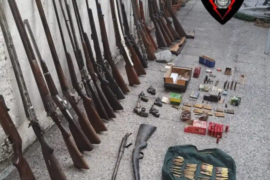 Llamó a la policía por la cantidad de armas que guardaba su hermano: tenía decenas de escopetas