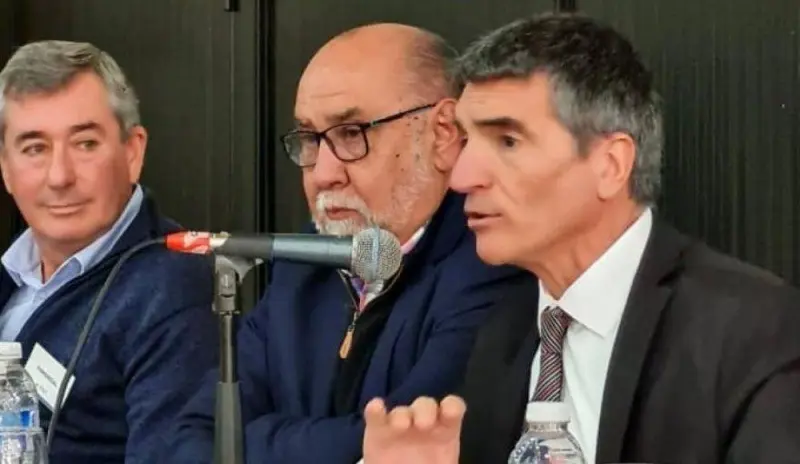 Autoridades de FEGEPPBA: Miguel Zubieta (Salud Pública), Secretario Adjunto, y Julio Castro (SOSBA), Secretario General
