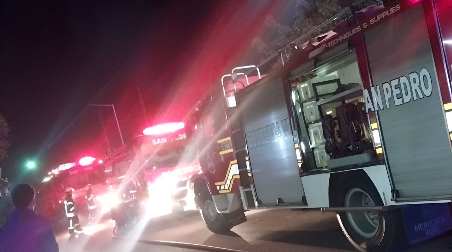 Una dotación de Bomberos trabajó en el lugar. Foto: Archivo La Opinión.