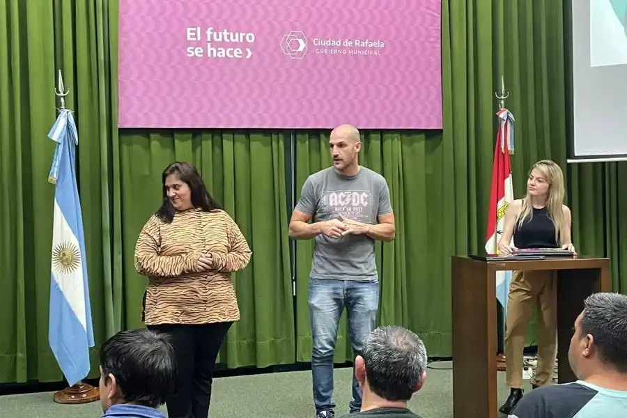 La secretaria de Desarrollo Humano Myriam Villafañe, el subsecretario de Deportes Nacho Podio y la psicologa deportiva Daiana Britos en la apertura de la capacitación