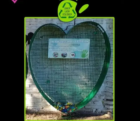 El corazón espera las tapitas plásticas para acopio y entrega al Hospital Garrahan.