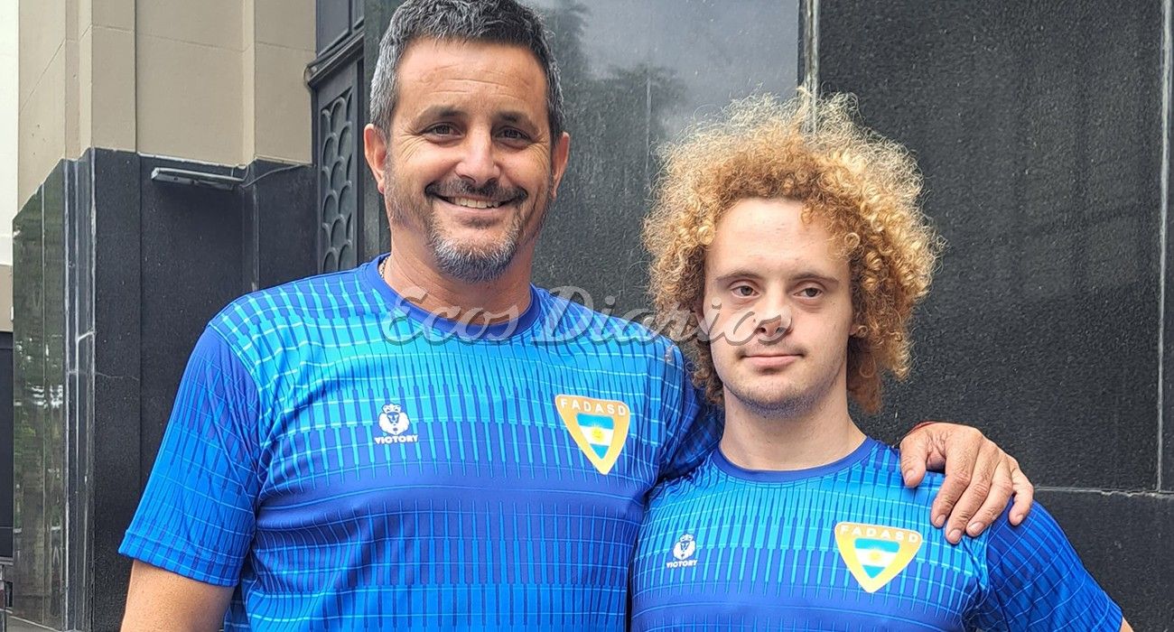 El representante de la ciudad. Junto a su entrenador Marcos Bertone (izquierda)