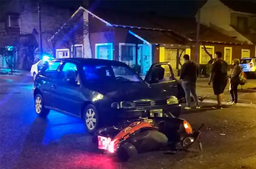 Madrugada accidentada: trasladan con una lesión en la pierna a un conductor de una moto