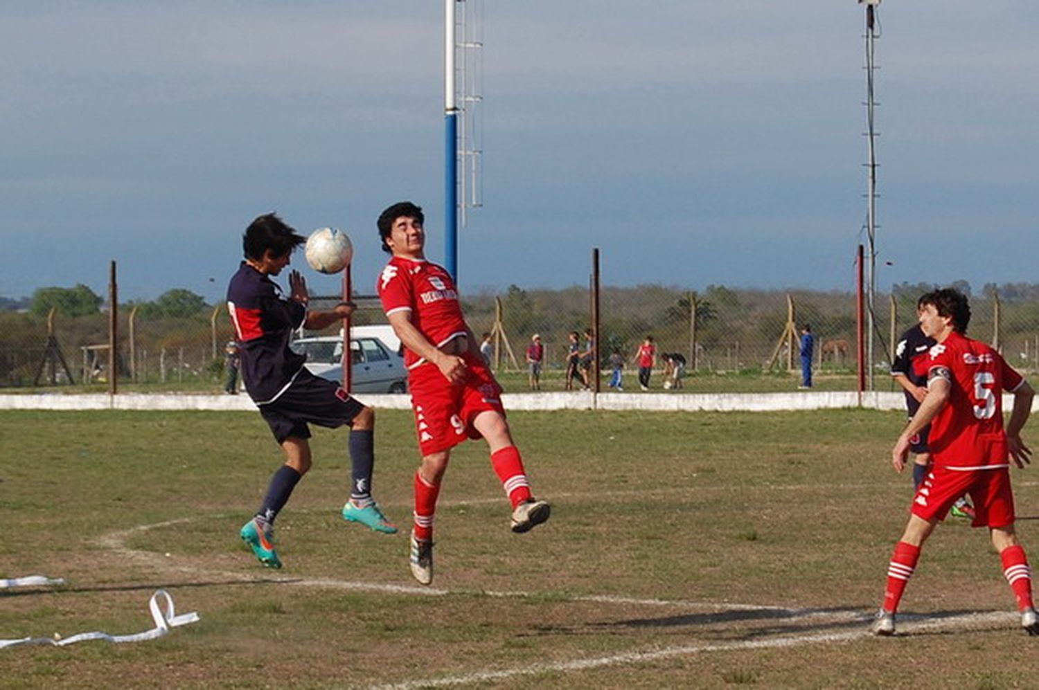 Fútbol Local. Triunfos de Sud América y Deportivo