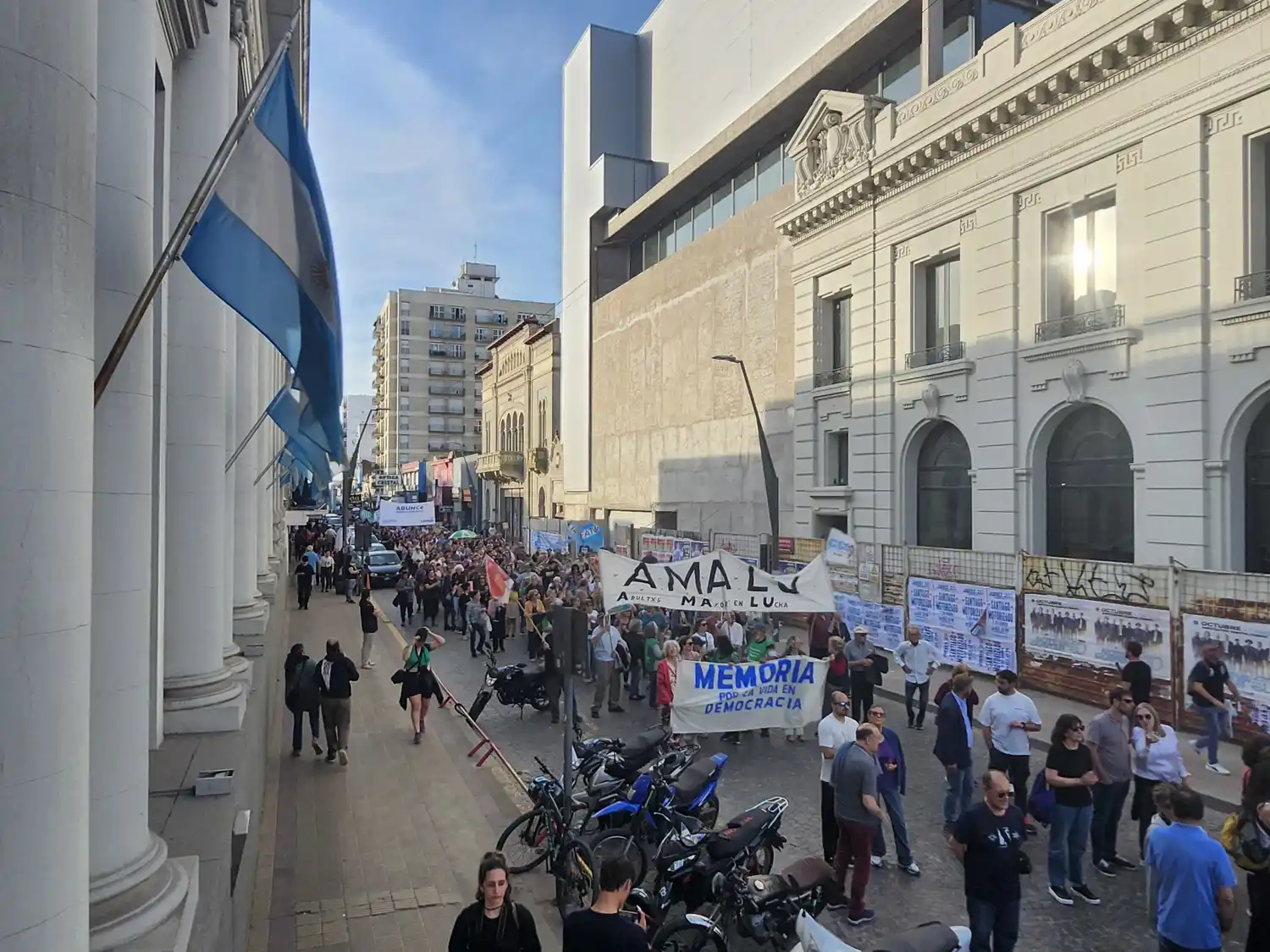 Con más de cuatro cuadras plagadas de gente, la ciudad volvió a demostrar el poder de convocatoria en defensa de la Educación Pública.