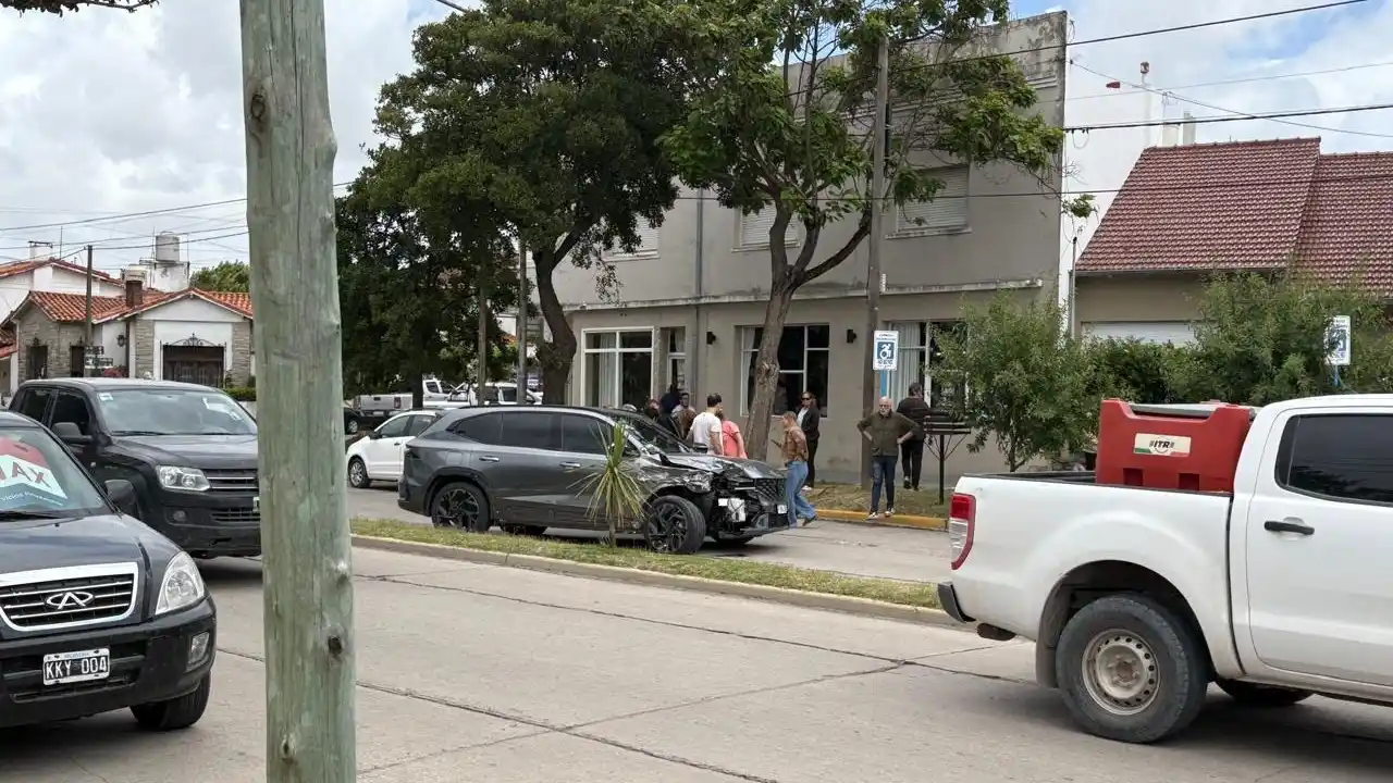 La camioneta. Renault Koleos que impactó contra un vehículo Volkswagen Taos