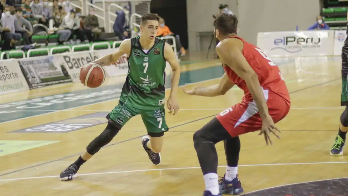 Mateo Díaz se destacó en el triunfo del CB Cáceres en la LEB Oro de España
