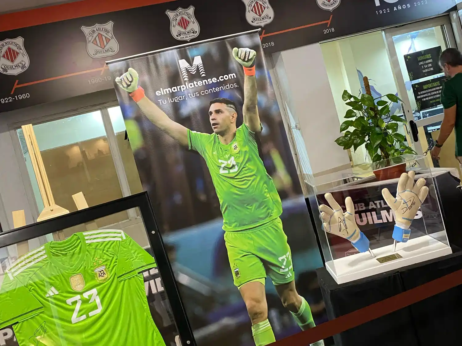 Emiliano Martínez es ídolo entre los más chicos.