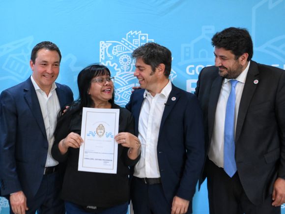 Kicillof inauguró obras de infraestructura y entregó 200 escrituras a familias en Florencio Varela