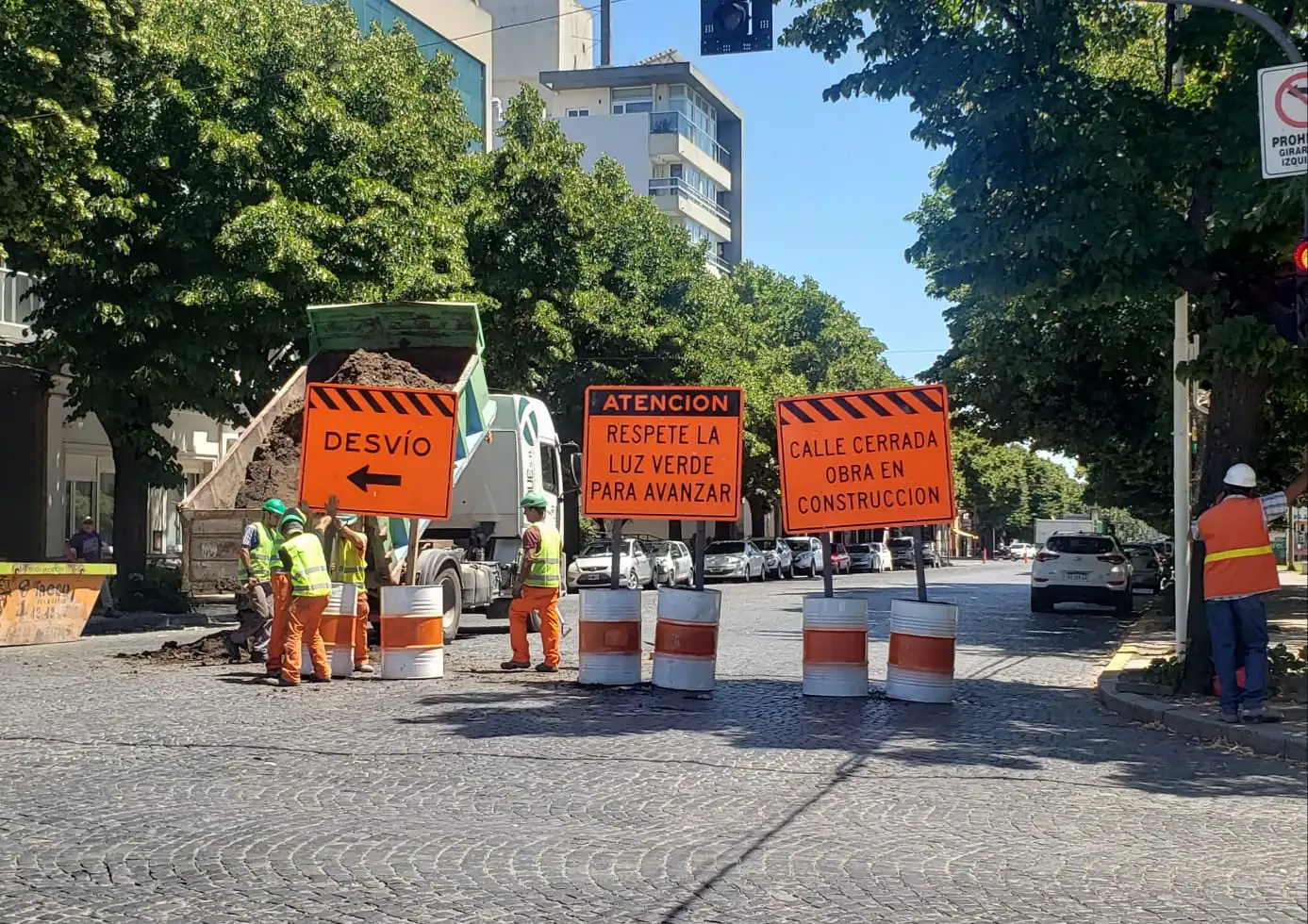 La cuadra permanecerá cerrada al tránsito vehicular a partir de las 6 horas.
