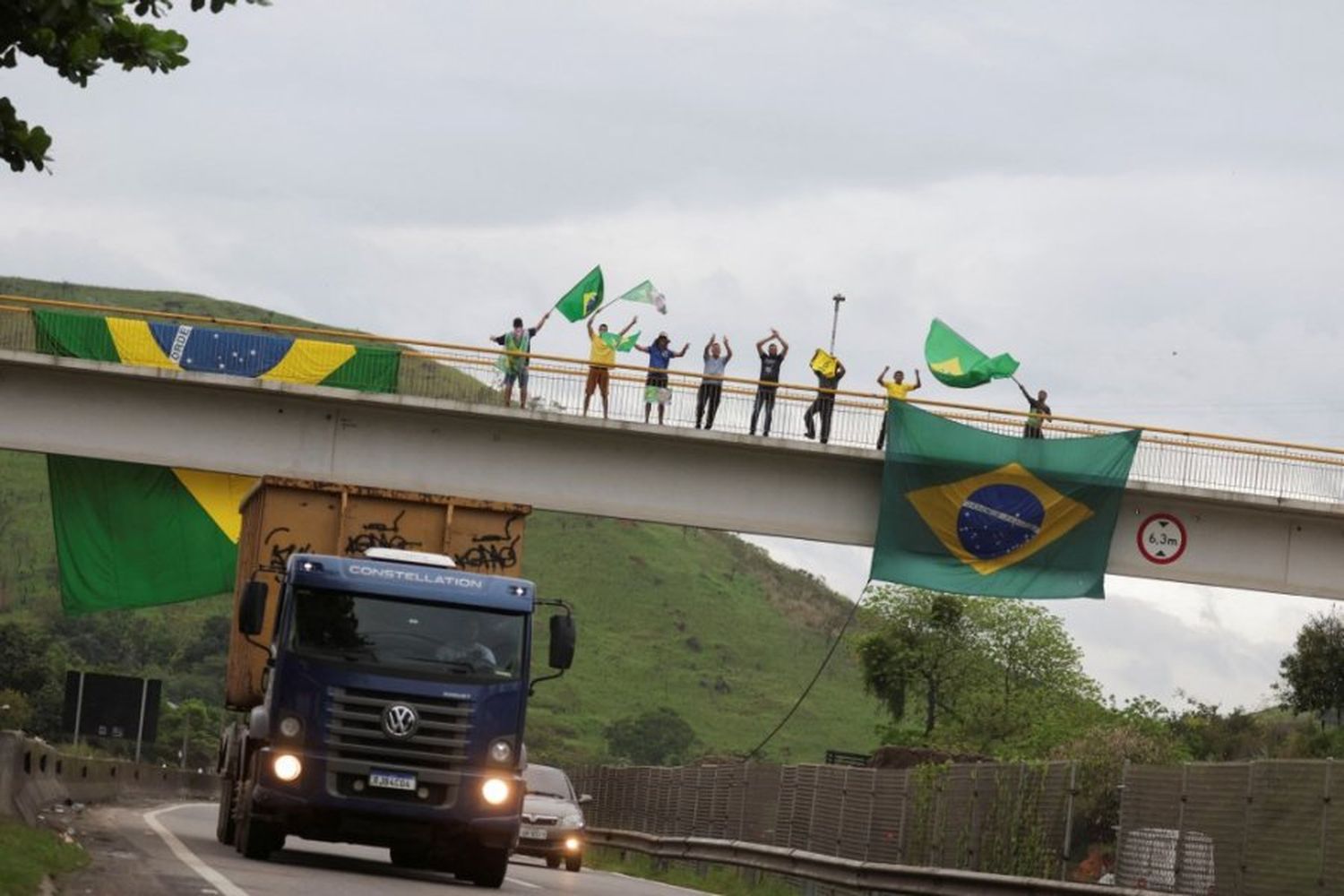Brasil: un tribunal brasileño ordena despejar las rutas y Bolsonaro sigue en silencio