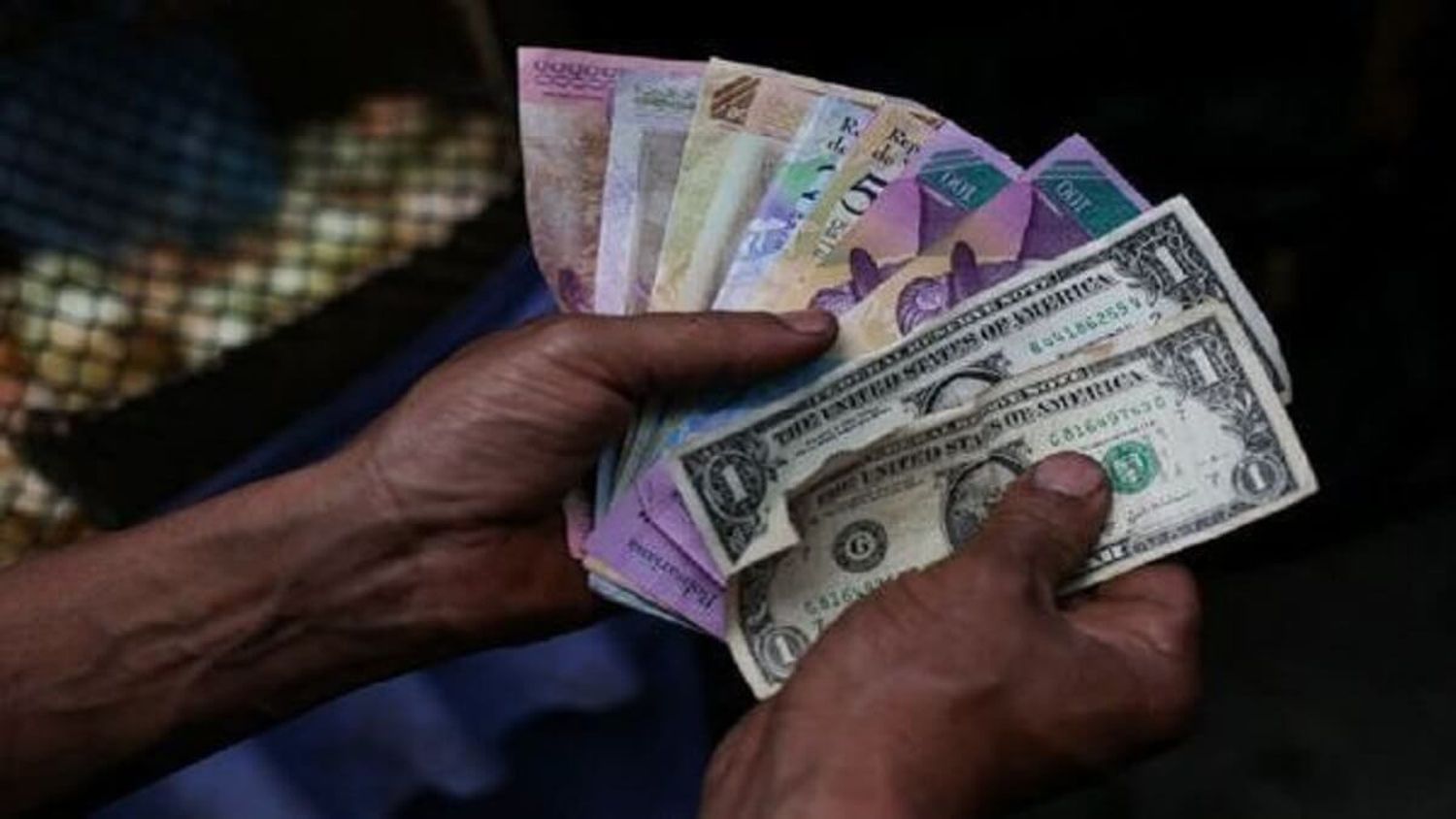 EL BOLSILLO PARECE un tobogán: esta es la devaluación de bolívar registrada en un mes