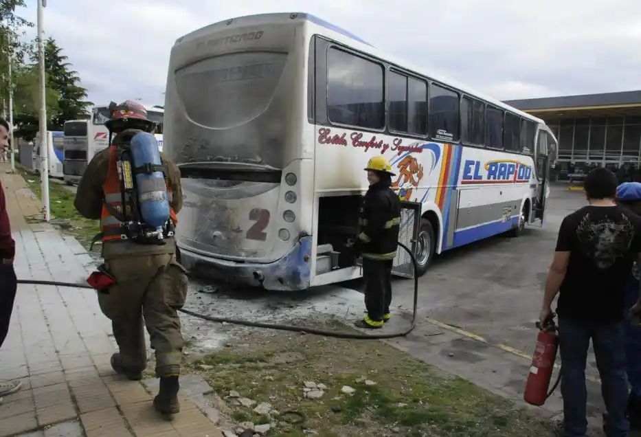 Prendió fuego un micro, causó pánico  en la Terminal y terminó preso