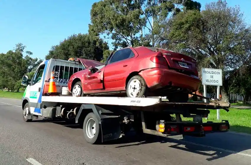 Un automovilista se subió a la rotonda del Aeropuerto y chocó con una columna