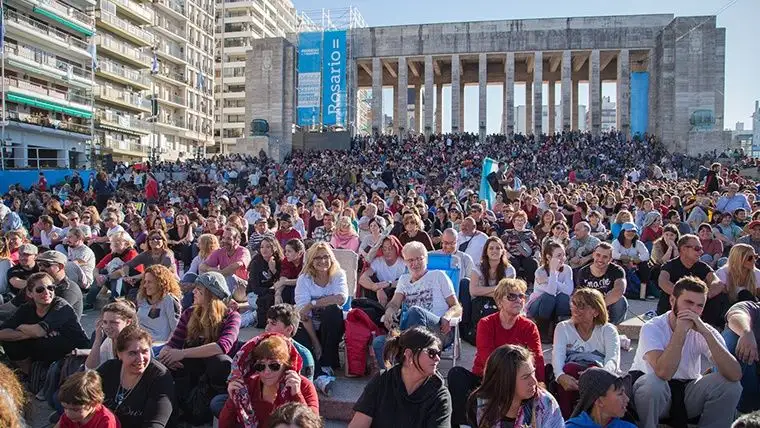 Rosario: Por la paz, una multitud copó el Monumento