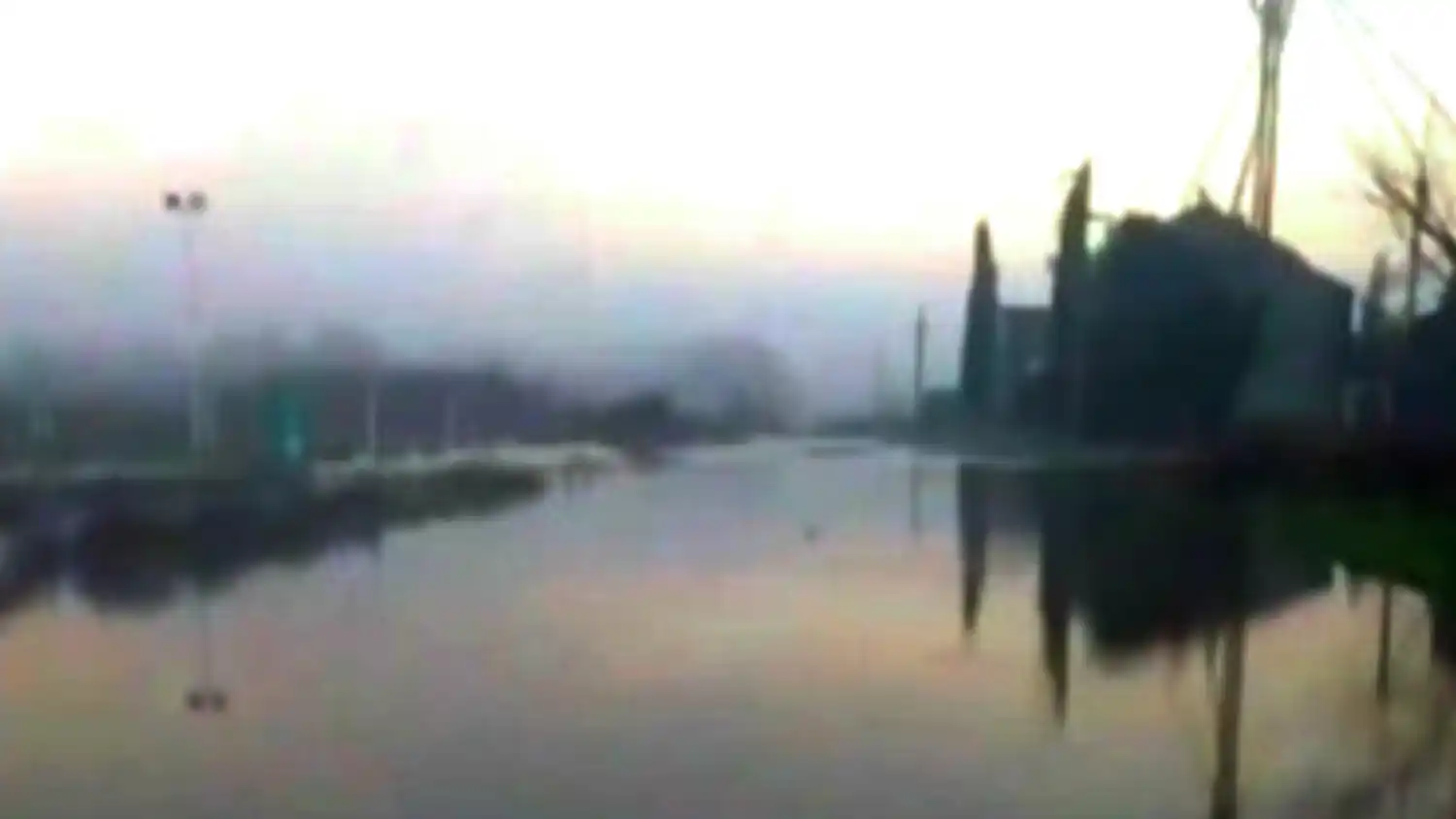 Video impactante: la Ruta 3 quedó cubierta de agua en Azul y piden extrema precaución al volante