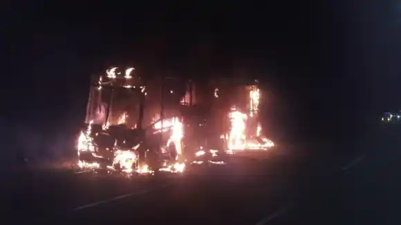 Se incendia autobús de la UCV y se vuelca gandola en autopistas de la Gran Caracas