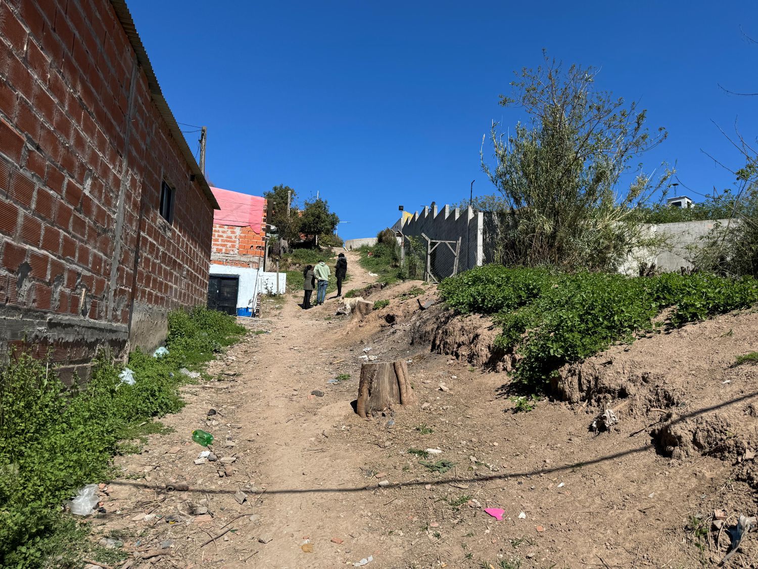 Vecinas del barrio recorrieron el sendero de barrancas junto al móvil de Sin Galera.