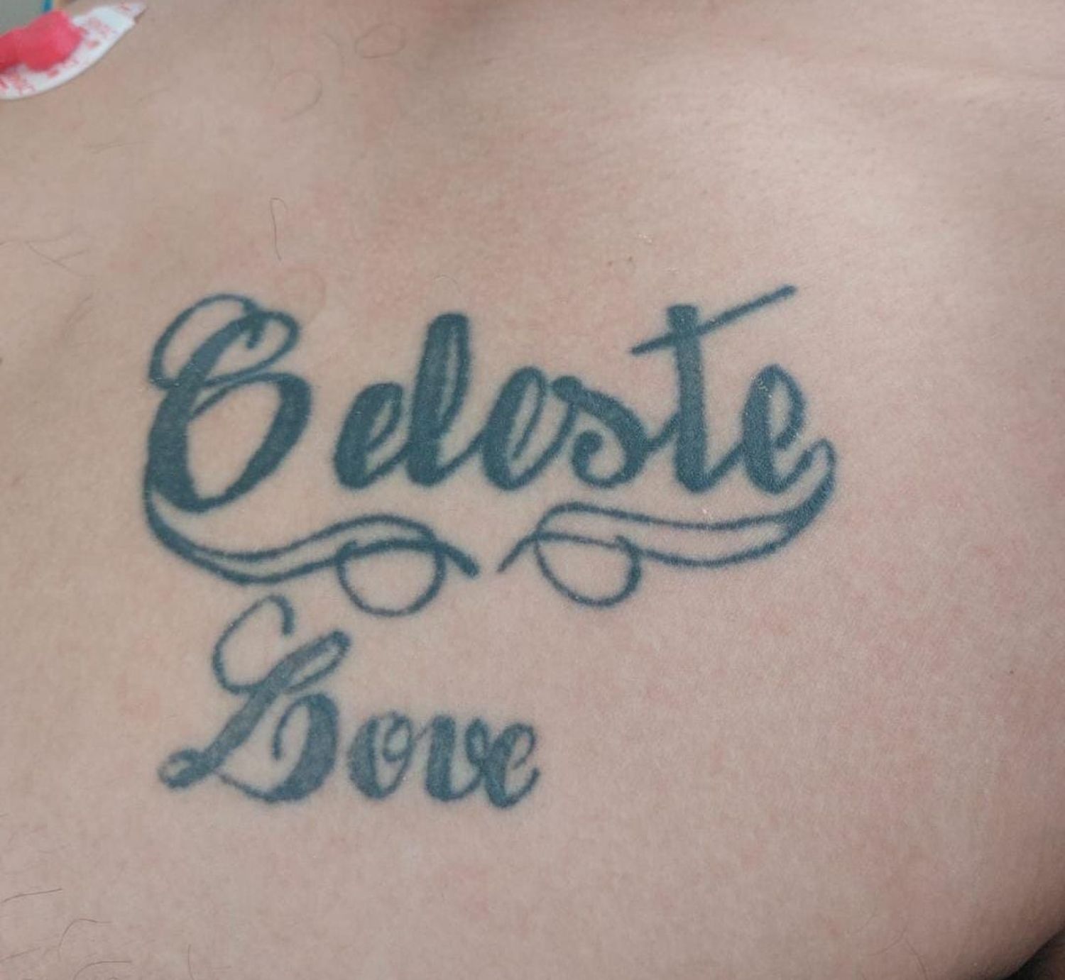 "Celeste Love" dice uno de los tatuajes del paciente.