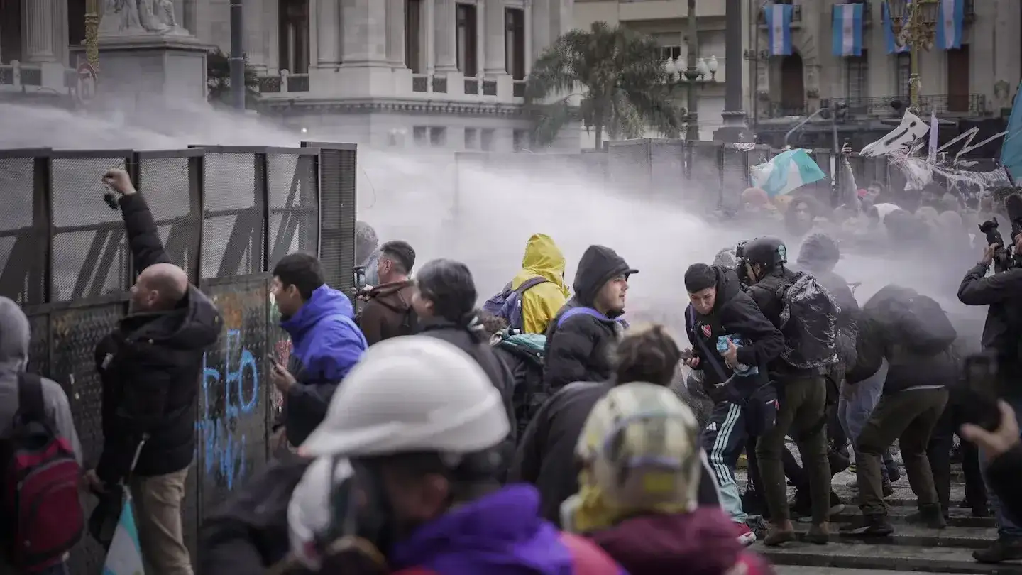 Hubo enfrentamientos entre la policía y los manifestantes en la marcha frente al Congreso. (Foto: TN)