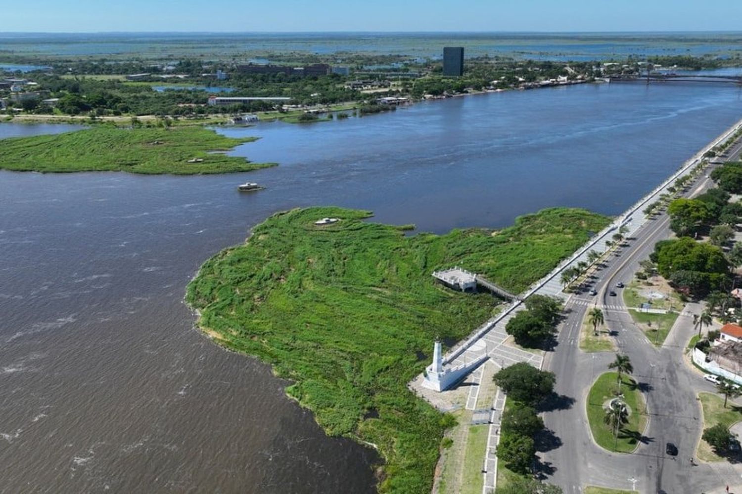 El embalsado de la Setúbal sigue recibiendo vegetación mientras el río Paraná comenzó a bajar