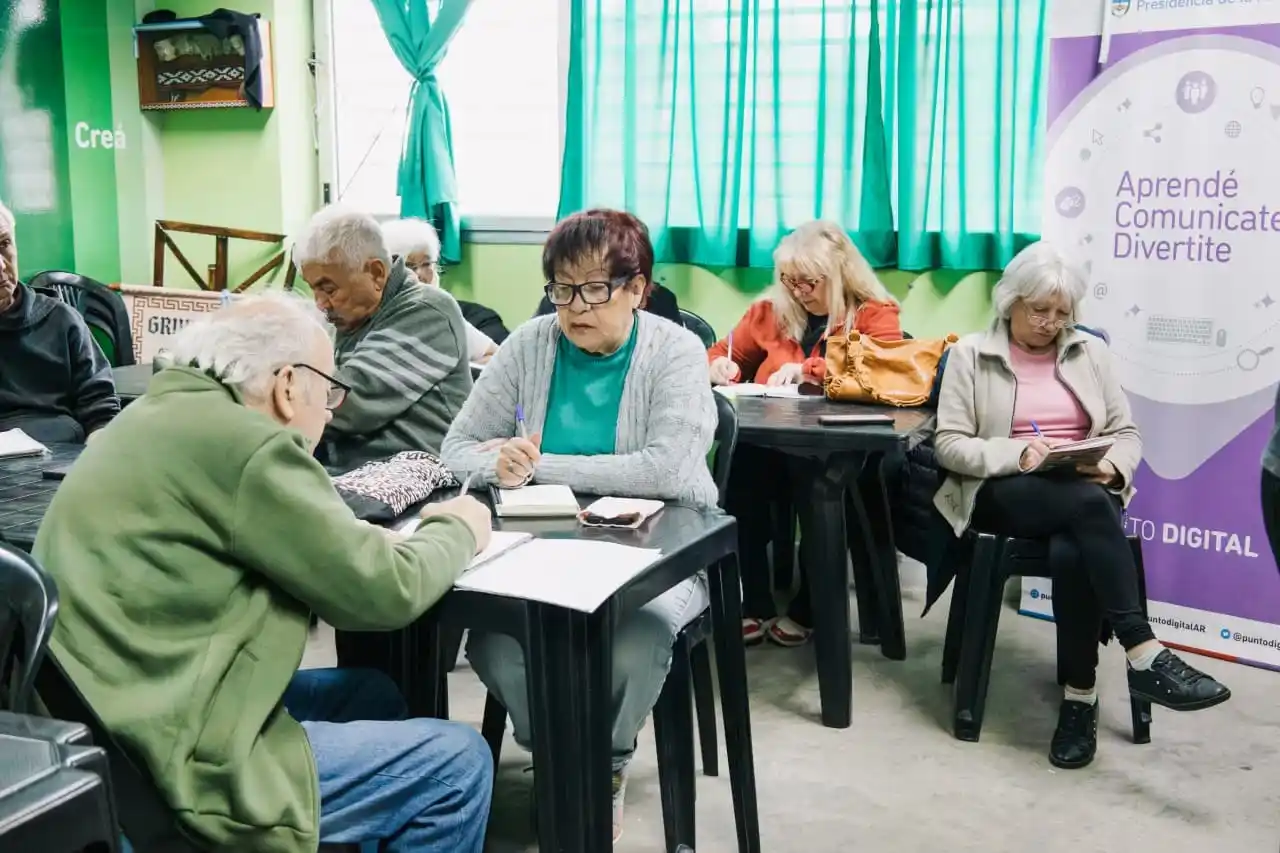 Está destinado a adultos que deban materias o que no hayan terminado sus estudios primarios o secundarios.