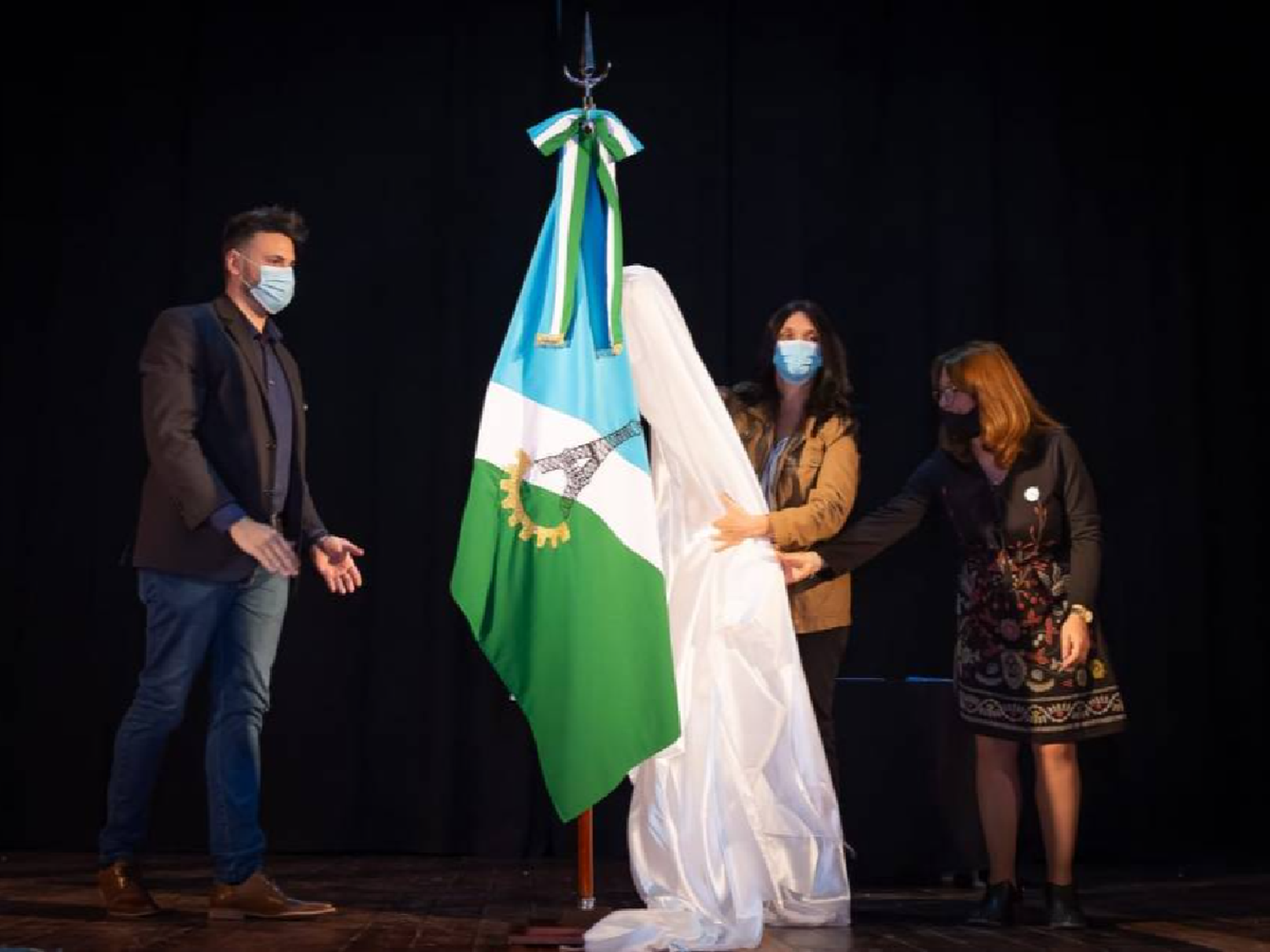 La Francia ya cuenta con bandera municipal   