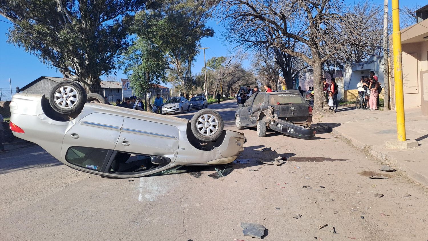 Un automovilista volcó tras chocar a un vehículo estacionado en barrio La Milka