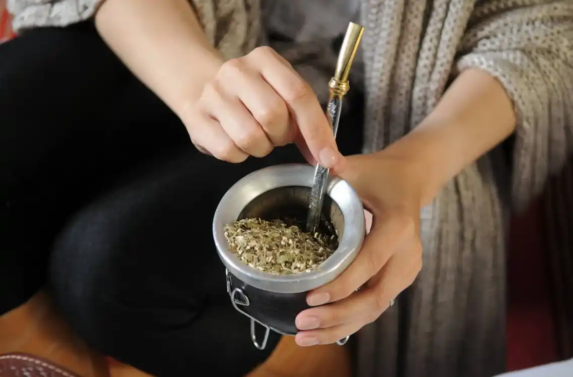 Tutorial: Cómo tomar el mate para prevenir el contagio