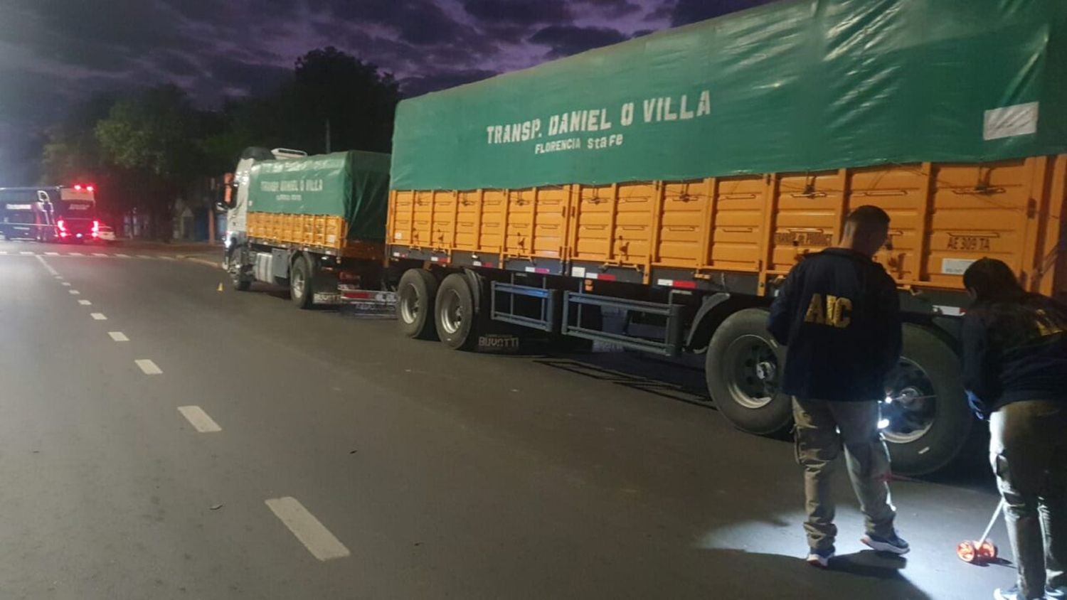 En grave estado trasladaron al Hospital a un motociclista que chocó contra un camión estacionado