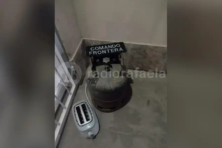 Vieron a un hombre escondiéndose atrás de un tapial: dejó abandonada una garrafa y una tostadora