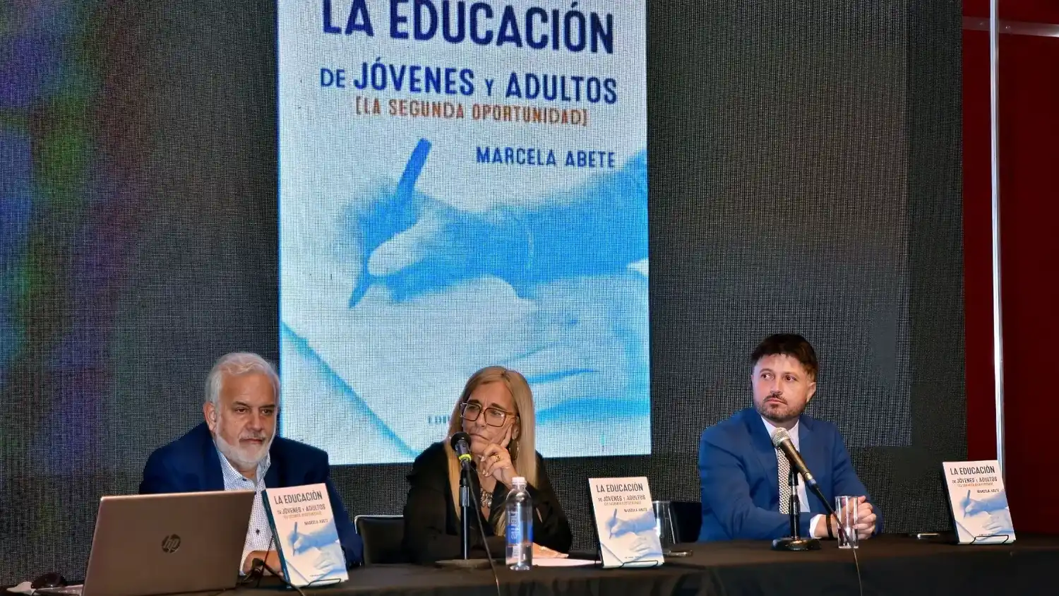 Abete presentó su libro titulado “La educación de jóvenes y adultos. La segunda oportunidad”